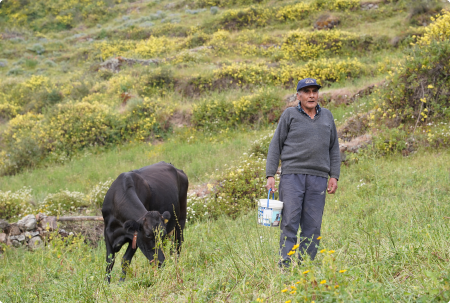 Poblador local durante una jornada de monitoreo ambiental participativo