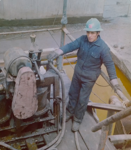 Trabajador de Minera Santander en labores de operación, década de 1970